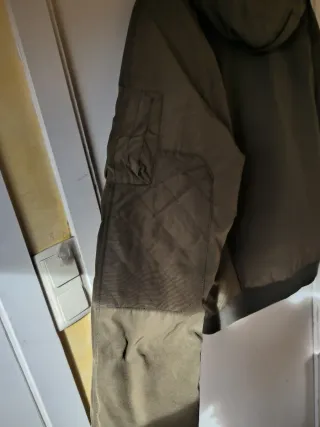 Anorak verde con capucha y pelo