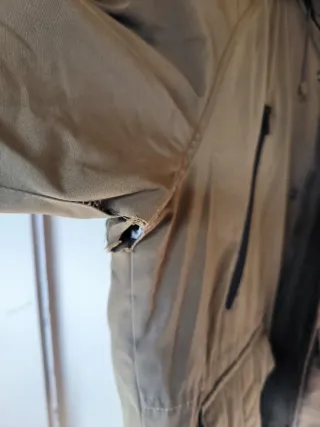 Anorak verde con capucha y pelo