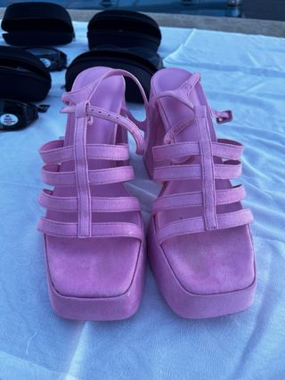 Sandalias Bershka tacón plataforma rosa