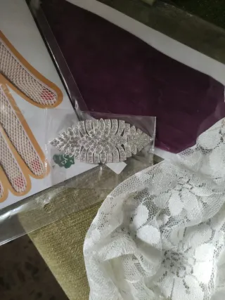 Lote :Mantilla de encaje220x120 broche y guantes.