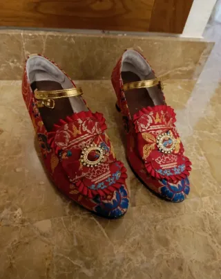 Traje de Fallera con Manteletas y Zapatos