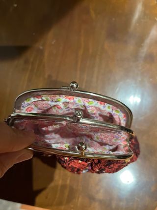 Bolso de mano de seda marca Anna Sui
