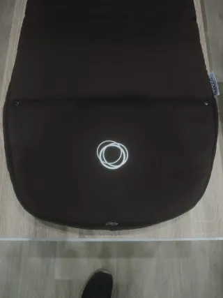 Saco silla paseo Bugaboo marrón chocolate.