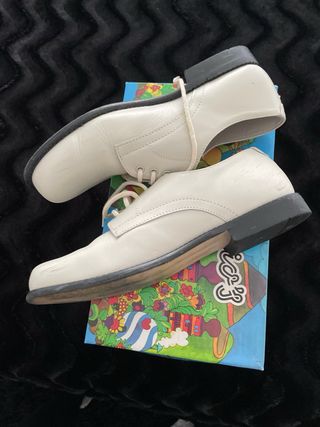 Zapatos de cordones blancos