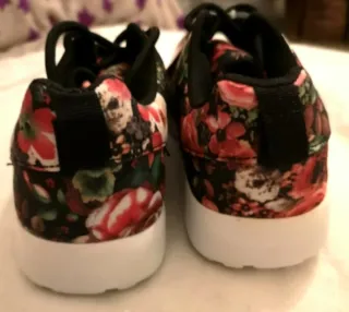 Scarpe floreali nuove con etichetta