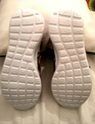 Scarpe floreali nuove con etichetta