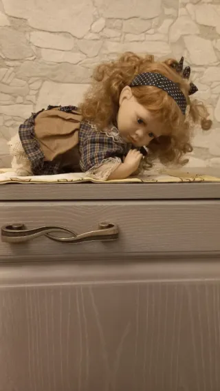 Bambola ceramica bambina gattona in ceramica