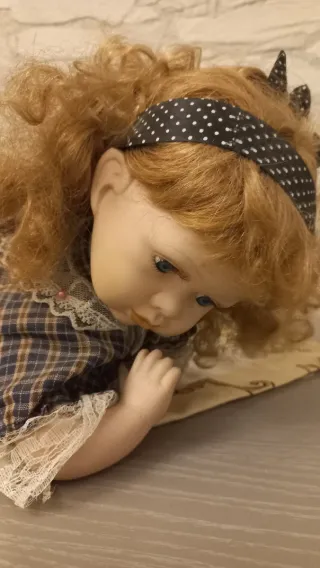 Bambola ceramica bambina gattona in ceramica