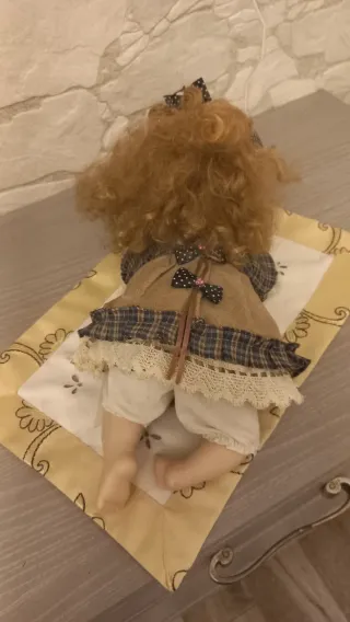 Bambola ceramica bambina gattona in ceramica