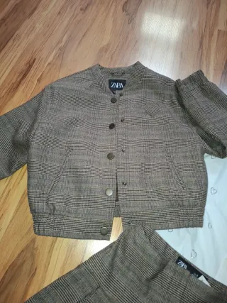 Conjunto niña Zara: Chaqueta, Camisa y Falda