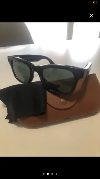 Gafas de sol Ray-Ban negras con funda