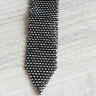 Corbata pedrería negra y plateada