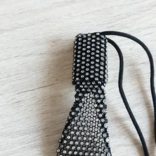 Corbata pedrería negra y plateada