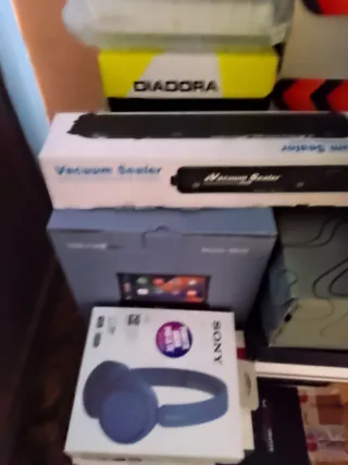 Tanti accessori come elettronica e elettrodomesti