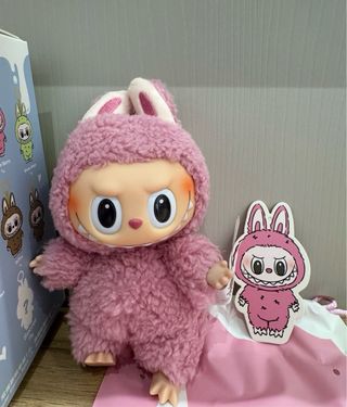 Labubu exciting macaron lychee berry (rosa).