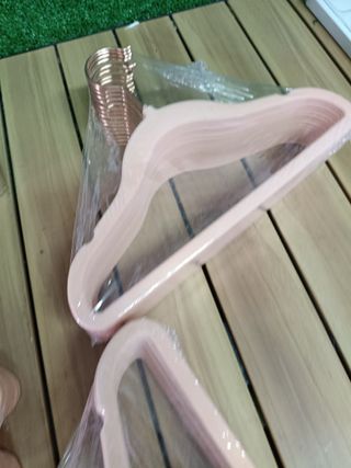 SONGMICS Perchas Infantiles, Juego de 50, Perchas de Terciopelo con Ganchos de Oro Rosa, Perchas Bebé Antideslizantes para Ropa del Armario, Abrigos para Bebés o Niños, Rosa Jalea CRF027P01