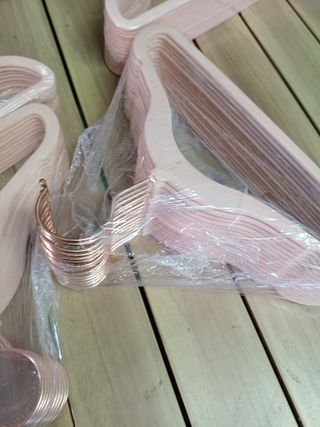 SONGMICS Perchas Infantiles, Juego de 50, Perchas de Terciopelo con Ganchos de Oro Rosa, Perchas Bebé Antideslizantes para Ropa del Armario, Abrigos para Bebés o Niños, Rosa Jalea CRF027P01