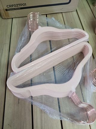 SONGMICS Perchas Infantiles, Juego de 50, Perchas de Terciopelo con Ganchos de Oro Rosa, Perchas Bebé Antideslizantes para Ropa del Armario, Abrigos para Bebés o Niños, Rosa Jalea CRF027P01