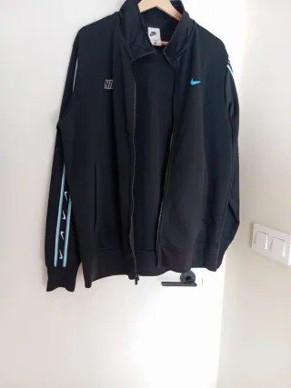 Chaqueta Nike Negra Manga Larga con Bolsillos