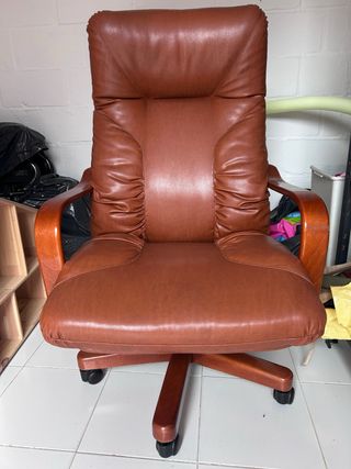 Sillón de piel marrón