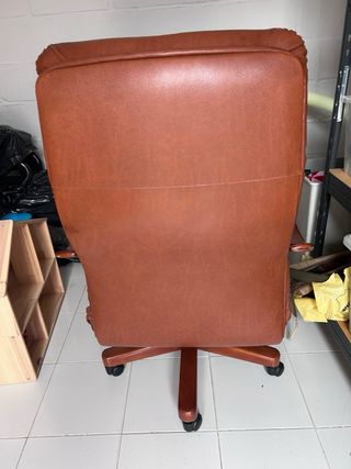 Sillón de piel marrón