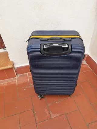 Maleta azul de viaje
