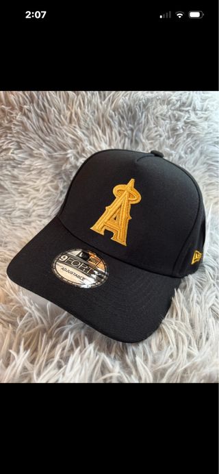 Gorra New Era 9Forty Angels Negra y Dorada