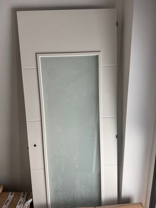 Puerta de cocina blanca con cristal