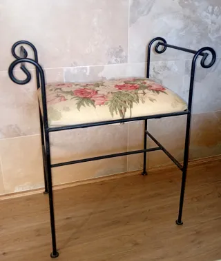 BANCO DE FORJA CON ASIENTO FLORAL.