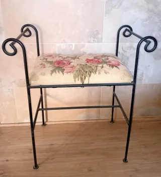 BANCO DE FORJA CON ASIENTO FLORAL.