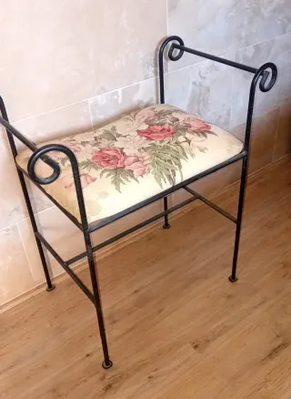 BANCO DE FORJA CON ASIENTO FLORAL.