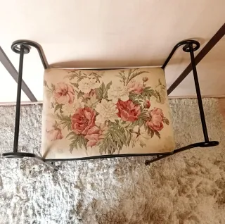 BANCO DE FORJA CON ASIENTO FLORAL.