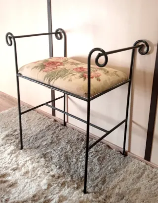 BANCO DE FORJA CON ASIENTO FLORAL.