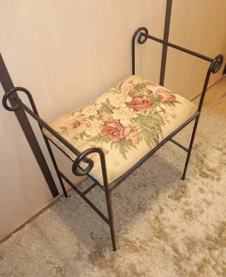 BANCO DE FORJA CON ASIENTO FLORAL.