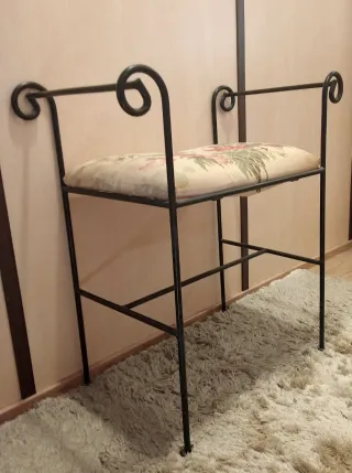 BANCO DE FORJA CON ASIENTO FLORAL.