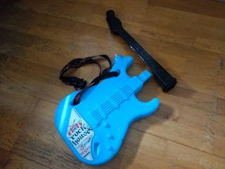 Guitarra de juguete azul