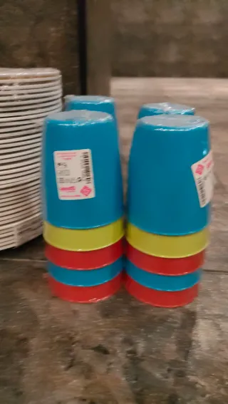 Vasos y platos reutilizables de plástico