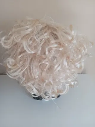 Peluca rubia rizada