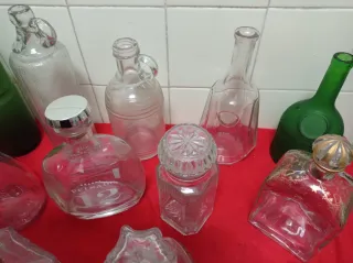 Set di bottiglie e liquoriere in vetro (vuote)