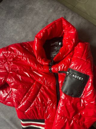 Chaqueta roja brillante niña