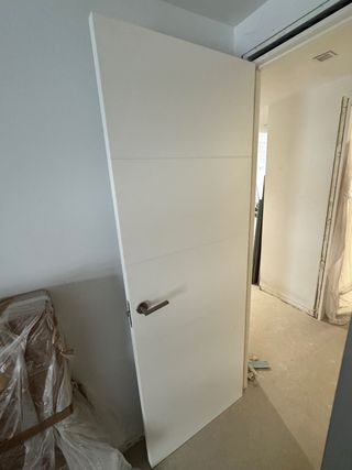 Puerta blanca moderna