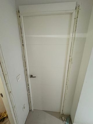 Puerta blanca moderna