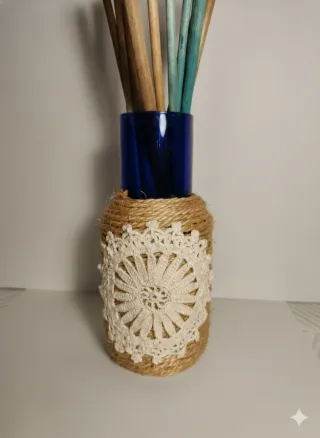 Vasetto artigianale in vetro con centrino vintage