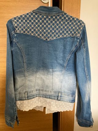 Cazadora vaquera con pedrería