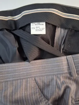Traje de rayas gris, talla chaqueta 56 pantalón 48