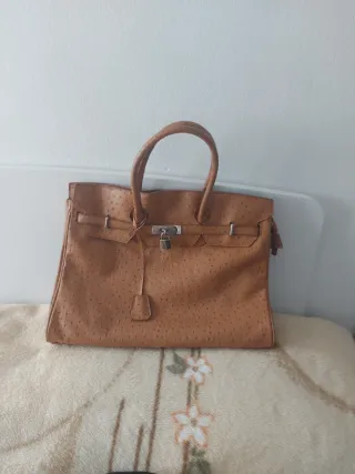 Bolso de piel marrón con textura
