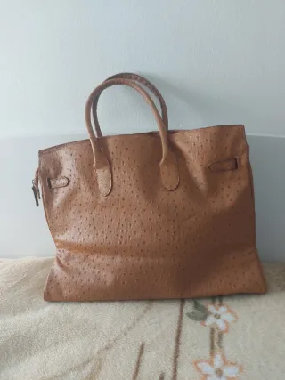 Bolso de piel marrón con textura