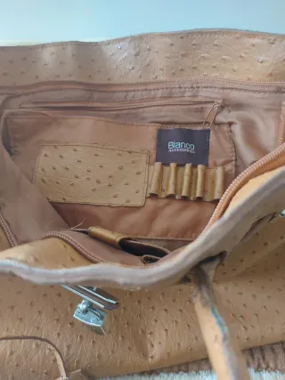 Bolso de piel marrón con textura