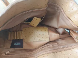 Bolso de piel marrón con textura