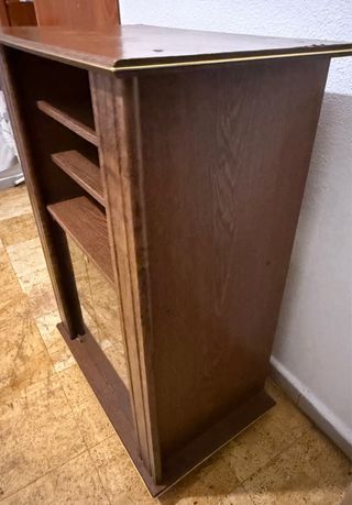 Cómoda de madera con puertas de cristal
